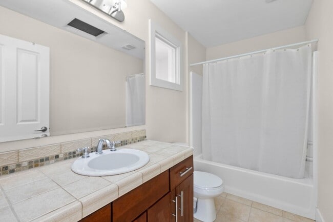 Building Photo - 2bd/1.75Ba Seattle Townhouse
