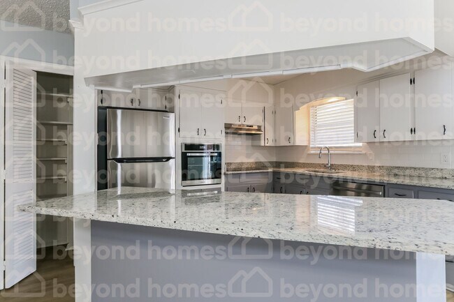Building Photo - Beautifully renovated home with 3 bedroom ...