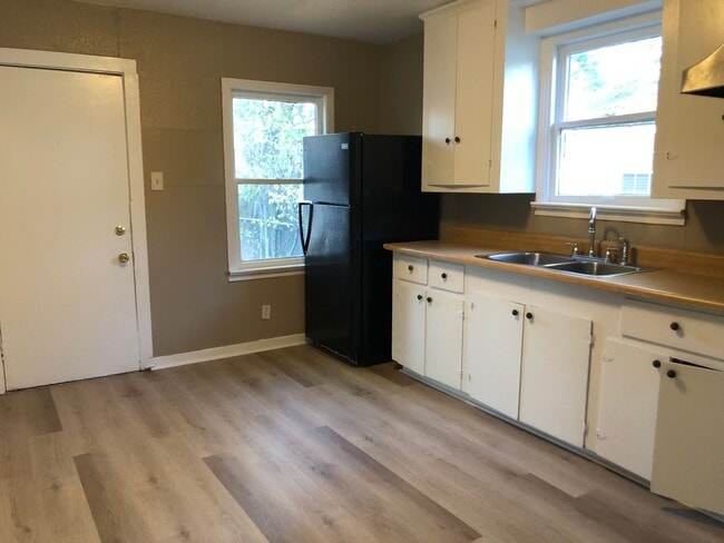 Building Photo - Nice 2 bedroom/1.5 bathroom house with fully fenced yard!