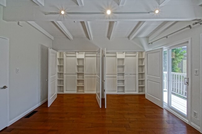 Building Photo - RECENTLY REMODELED, BRIGHT & AIRY 3BR2BA G...