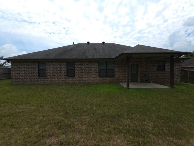 Building Photo - BEAUTIFUL and SPACIOUS 3-bedroom, 2-bathro...