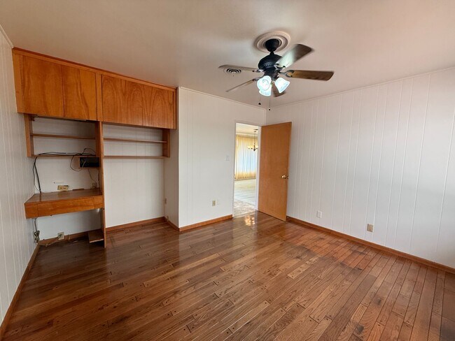Building Photo - 1950's Ranch Style 2+2 with den/office Hom...