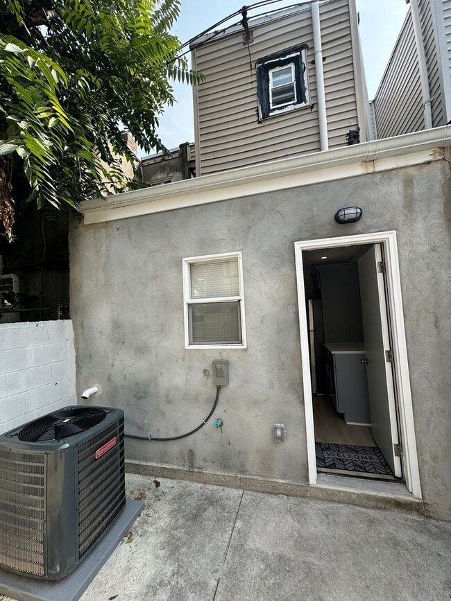 Building Photo - 2 bedrooms 1.5 bathroom House in South Phi...