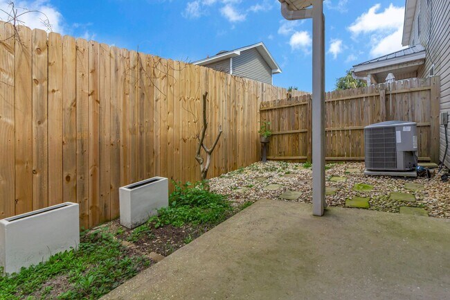 Building Photo - Destin 3 Bedroom Townhome with a Garage!