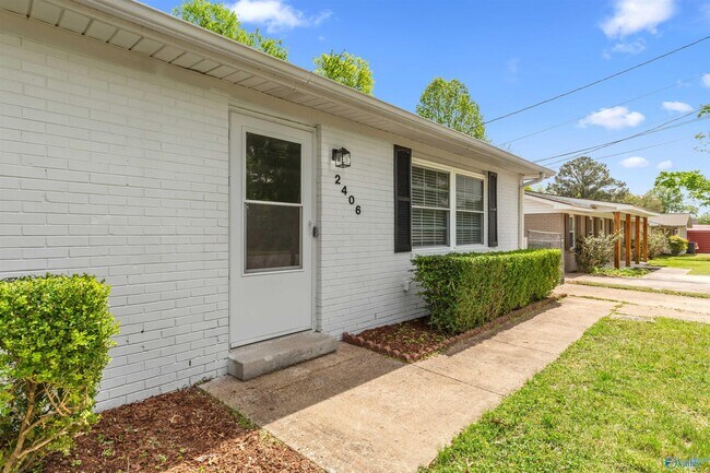 Building Photo - 2406 Yorkshire Dr SW