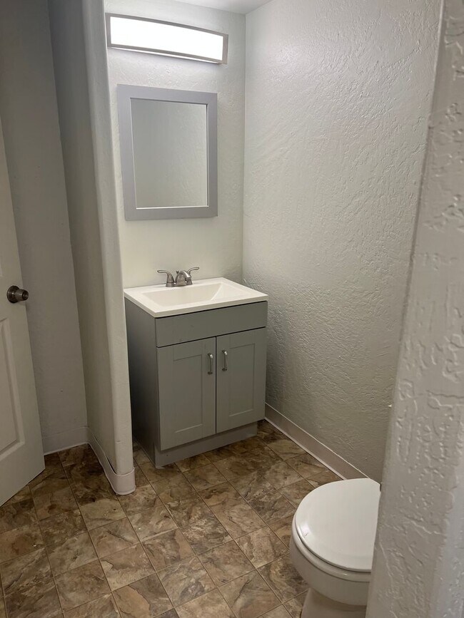 Building Photo - 3BED 2.5BATH HOME NEAR DOWNTOWN