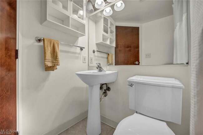 Building Photo - 1133 W 9th St