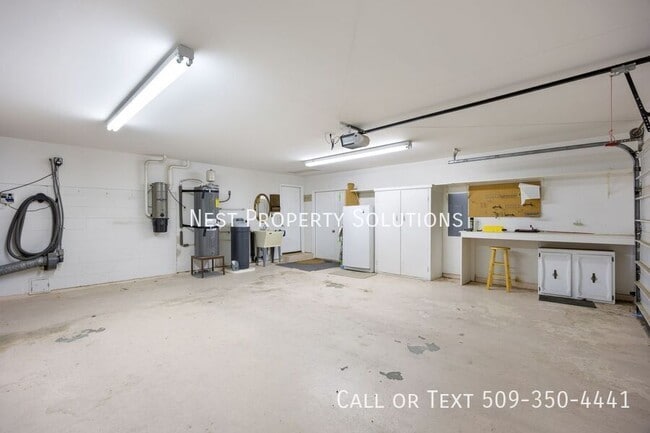 Building Photo - 1227 Fairway Dr NE