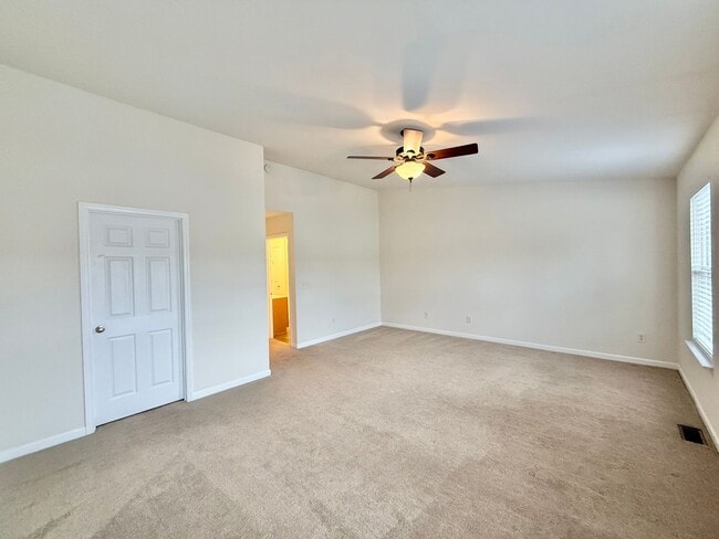 Building Photo - Charming 3BD, 2.5BA Raleigh Townhome in a Great Location and an HOA Community with Amenities