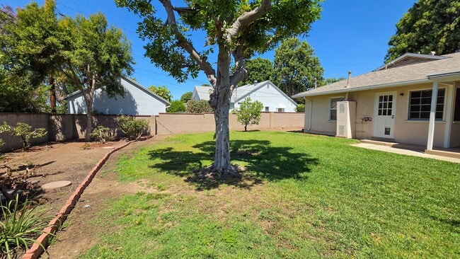 Building Photo - 2 Bed 1 Bath House By Michigan Park Available Now!