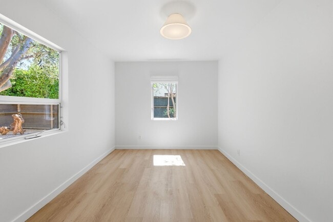 Building Photo - Amazing Del Rey House Available