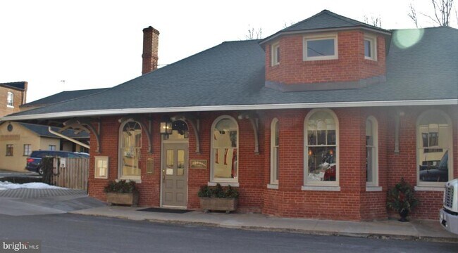 Building Photo - 154 Fairfield Dr
