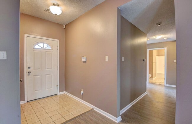 Building Photo - Highly Desirable 3-Bedroom Home with Modern Comforts.