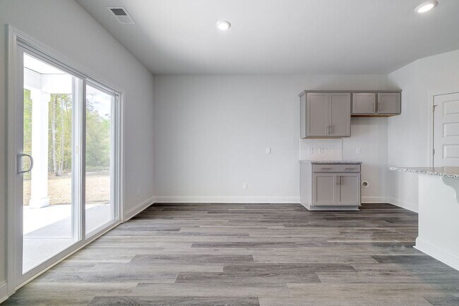 Building Photo - Beautiful 4 bedroom, 2 bathroom home locat...