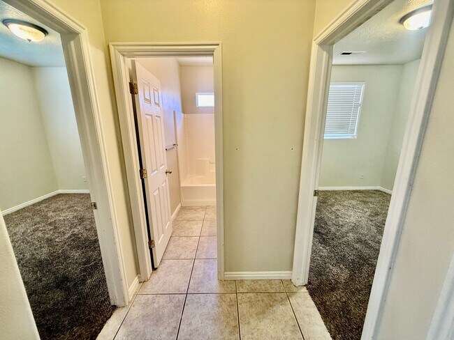 Building Photo - 2050 W Canyon View Dr