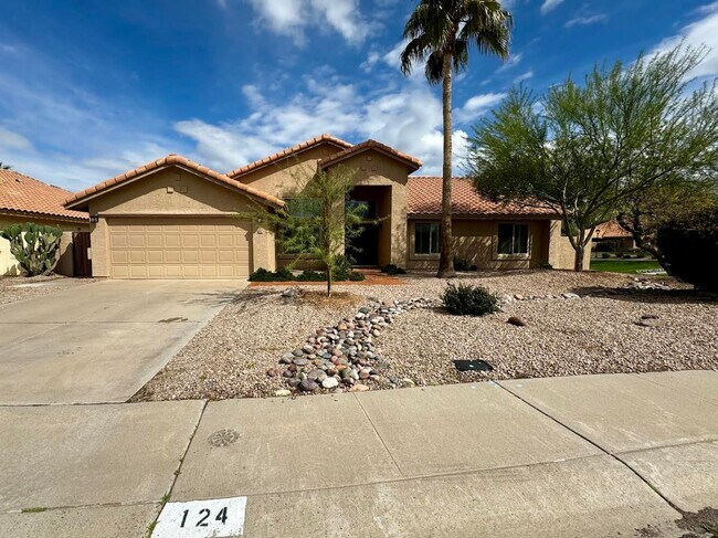 Building Photo - Welcome to this stunning 4 bedroom, 2 bath...