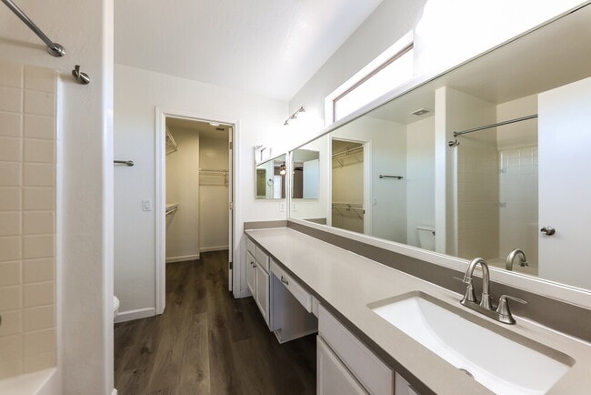 Building Photo - 15995 W Vogel Ave