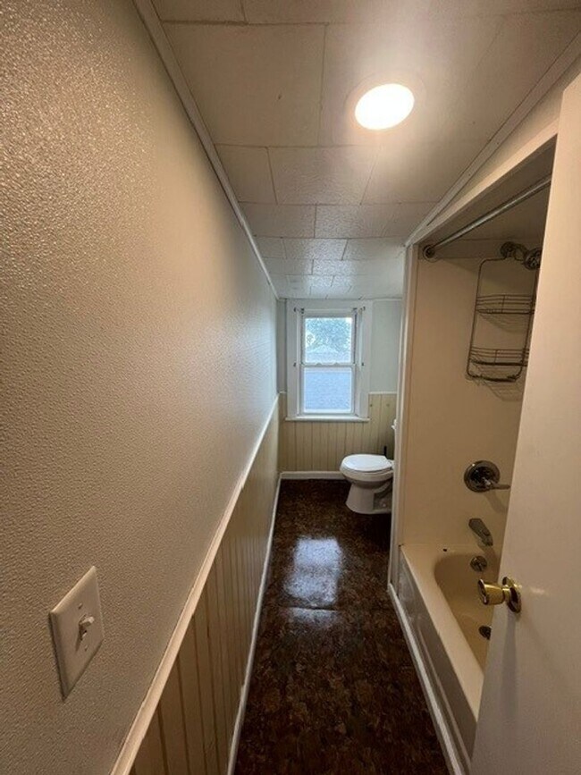 Building Photo - 3 bedroom 1 bathroom