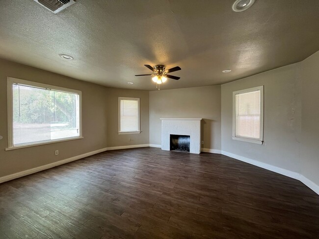 Building Photo - 2 Bedroom Home Located In Tech Terrace!