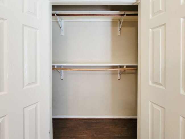 Building Photo - BEAUTIFUL 3 BEDROOM 2 BATH WITH WOOD TILE THROUGHOUT THE HOUSE!