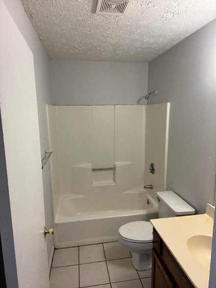 Building Photo - 1215 Shalom Dr