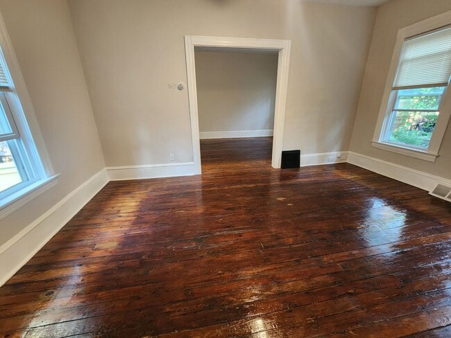 Building Photo - Renovated Private Home