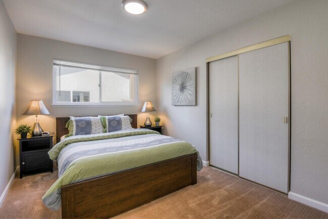 Building Photo - 546 Woodstock Way