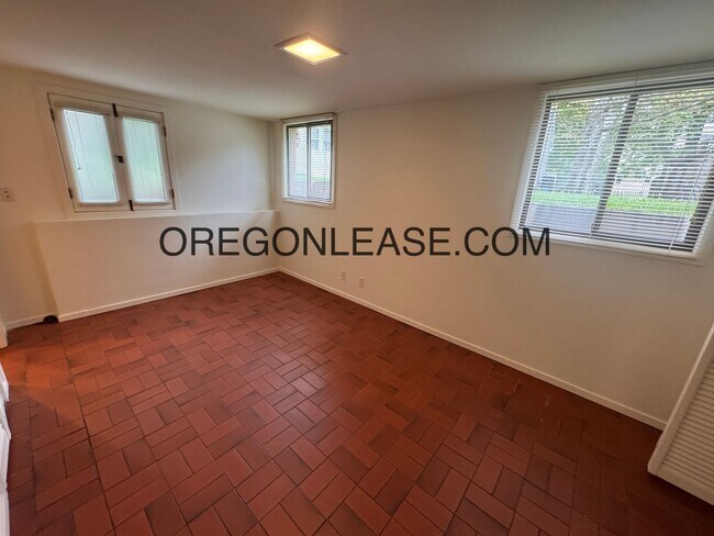 Building Photo - 1 bedroom 1 bath downtown apartment - available now