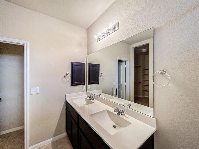 Building Photo - 2880 Donnell Dr
