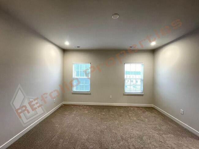 Building Photo - Beautiful brand new 3-Story Townhome | 4 Bedrooms, 3.5 Bathrooms, 2332 sq ft @ 751 South Townhome...