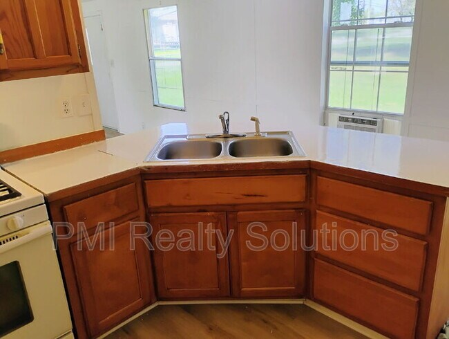 Building Photo - 305 W Dixieland Ave
