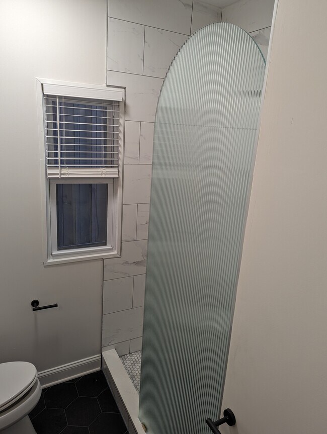 Building Photo - 615 E Thompson St