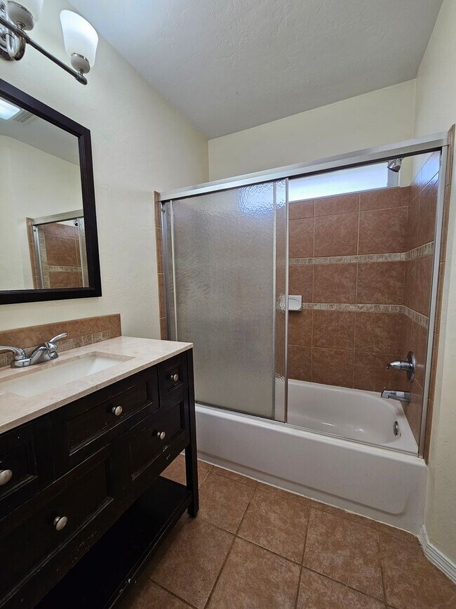Building Photo - Moore Rental! Available NOW!