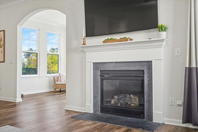 Building Photo - Stunning 5 Bed/3.5 Bath Home in Buckhead East