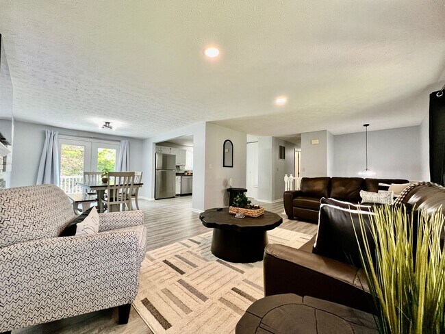 Building Photo - 6631 Pin Oak Ct