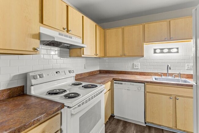 Building Photo - Beautiful 3 bedroom with updates galore- HEAT, Water and Sewer included !