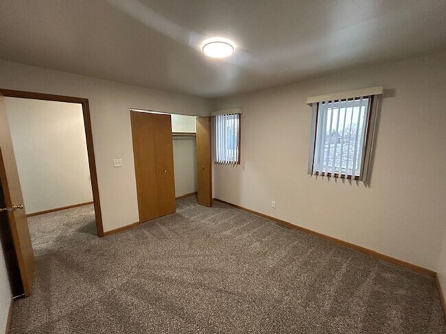 Building Photo - 2 bedroom 1.5 bath TOWNHOUSE with double private balconies and private view of the woods!