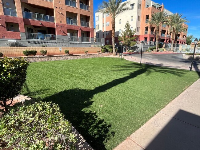 Building Photo - 1 bed, 1 bath condo in guard gated community!