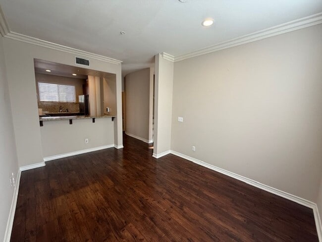 Building Photo - Condo in highly sought-after Vantage Commu...