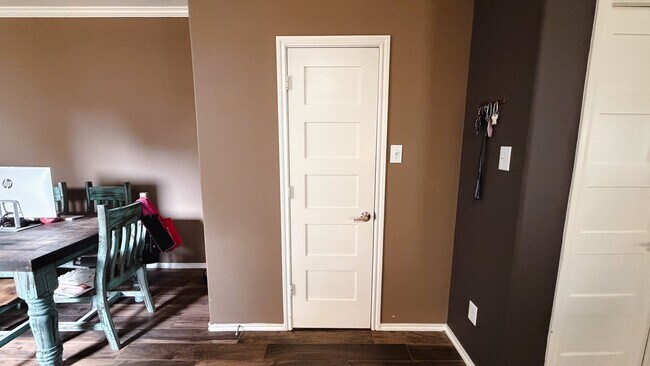 Building Photo - 1909 Kemah Village Dr