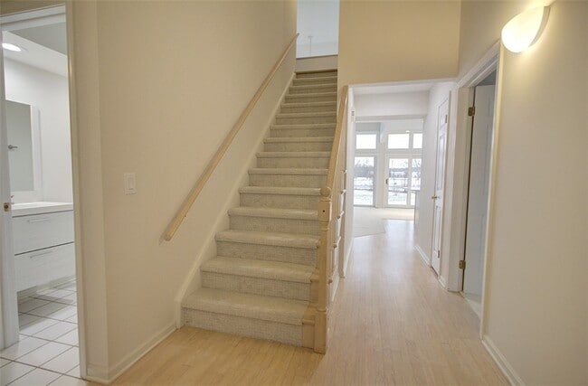 Building Photo - 245 Roseland Ln