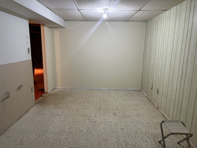 Large laundry/storage space - 1214 Lincolnwood Rd