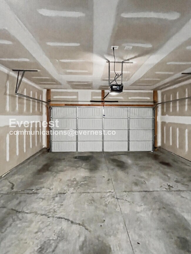 Building Photo - 3 Bed, 2.5 Bath Home with Fenced Yard & Garage / Available Now!