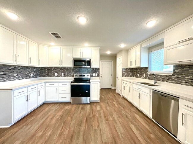 Building Photo - Modern Home With Covered Patio & Fenced Yard!