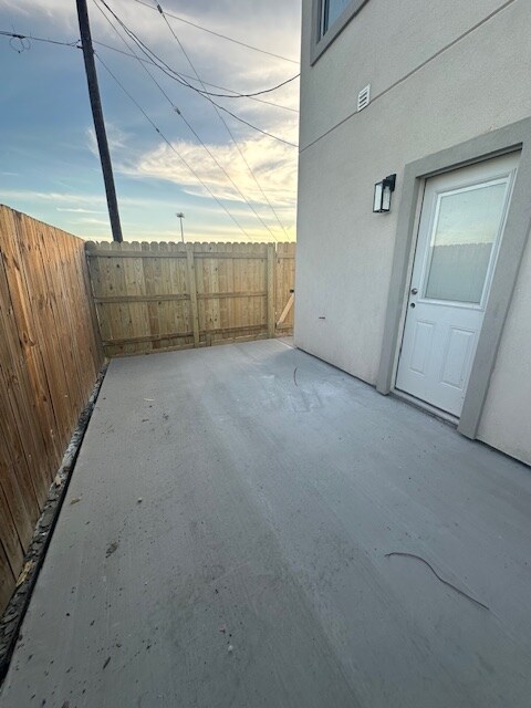 Building Photo - 1117 E Esperanza Ave