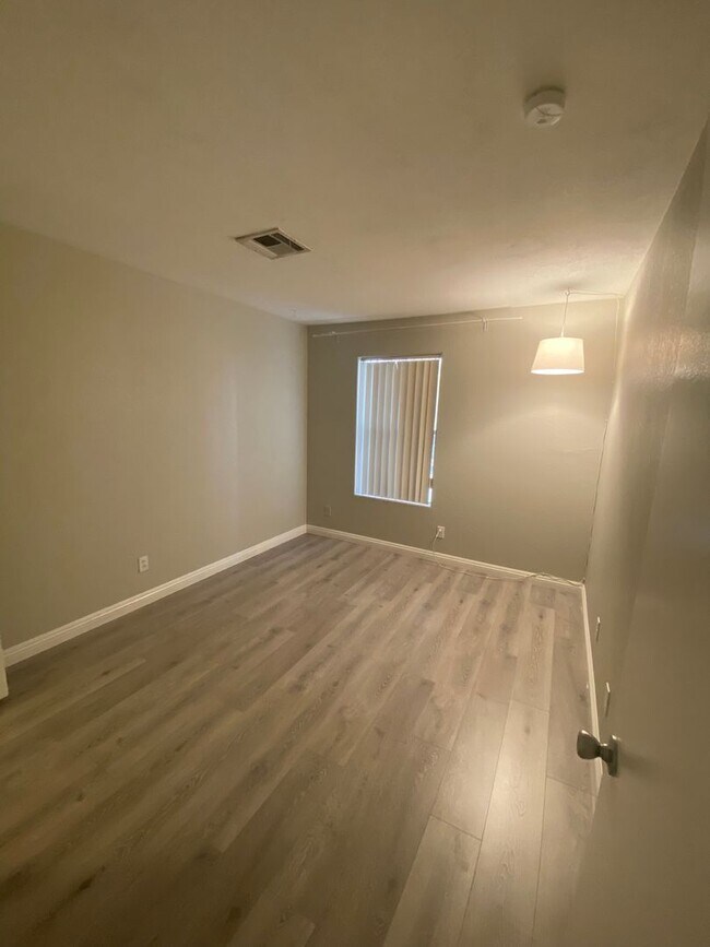 Building Photo - AMERICANA Property Mgmt - 1 bed Condo in Gated Community near The Strip