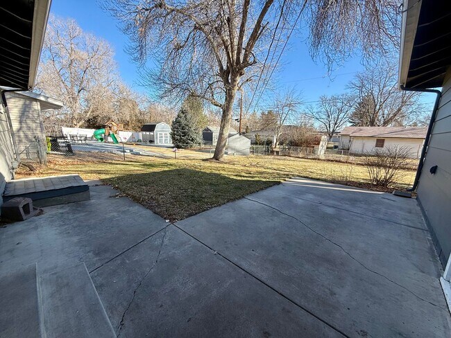 Building Photo - $1,000 off first months rent! Quick Move In! 3 bedroom, 1.5 Bath Home with attached garage in Lov...