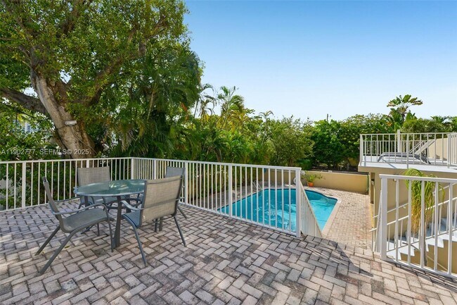 Building Photo - 1050 SE 15th St