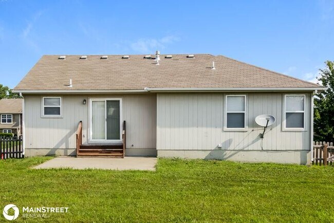 Building Photo - 1411 NW High View Dr, Grain Valley, MO 64029