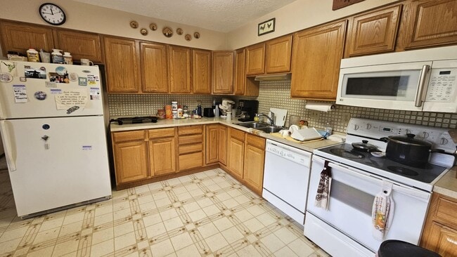 Building Photo - Fully Furnished house on 40 Acres Horse Pr...